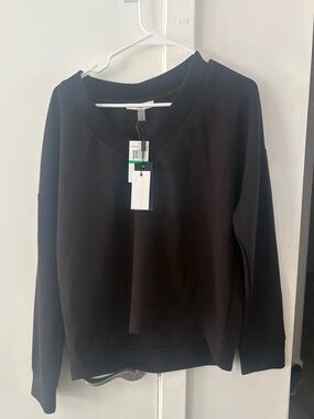 NWT Cable & Gauge Studio Jetblack V-Neck Pullover